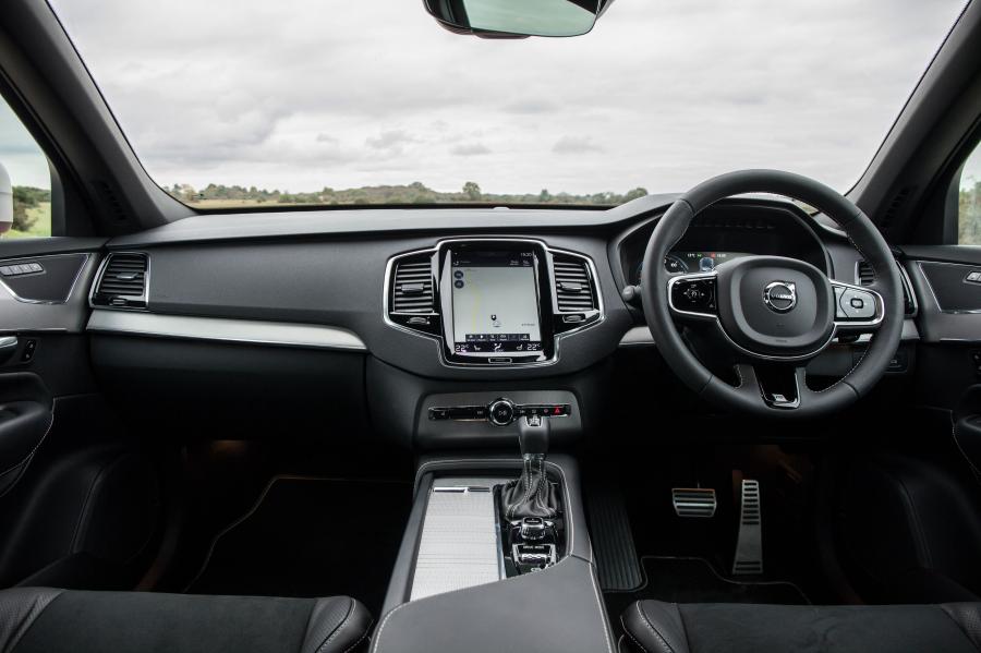 Торпедо Volvo XC90 D5 R-Design 2015 года  (UK) (фото 24 из 44)